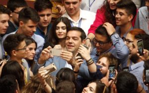 Read more about the article Η λοβοτομημένη νεολαία των Selfie με τον Τσίπρα…