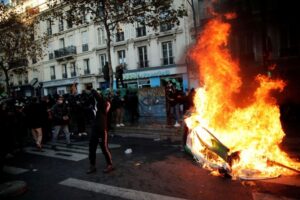 Read more about the article Επεισόδια στο Παρίσι – Διαμαρτυρία για την επανεκλογή Macron, χημικά από την αστυνομία