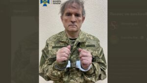Read more about the article H θανατική καταδίκη των βρετανών μαχητών αποτελεί μέσο πίεσης για την απελευθέρωση του Medvencuk, κουμπάρου του Putin