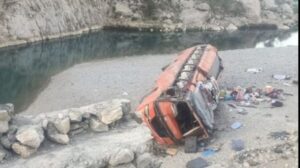 Read more about the article Πακιστάν: Πτώση μικρού λεωφορείου σε φαράγγι – Τουλάχιστον 19 νεκροί και 14 τραυματίες