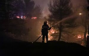 Read more about the article Τρεις κοινότητες στην Ηλεία απειλεί η πυρκαγιά που ξεκίνησε από τις Πόρτες Αχαΐας